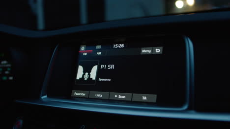 Primer-Plano-Coche-Estéreo-Radio-Seguimiento-Reemplazo-De-Pantalla-Pantalla-Verde-Conducción-De-Automóviles-Temprano-En-La-Mañana-Noche-Canciones-Reproduciendo-Audio-Sintonización-Ruido-Estático-Podcast-Hablando-Hablar-Anfitrión-Nivel-De-Voz-Sonido-Fuerte