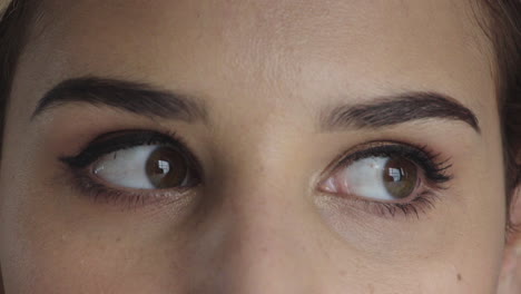 mujer de cerca ojos hermosos con maquillaje mirando contemplativa a la cámara belleza femenina cosméticos