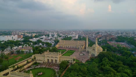 Husainabad-Uhrturm-Und-Bada-Imambara-Indien-Architekturansicht-Von-Der-Drohne