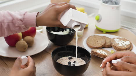 women having breakfast