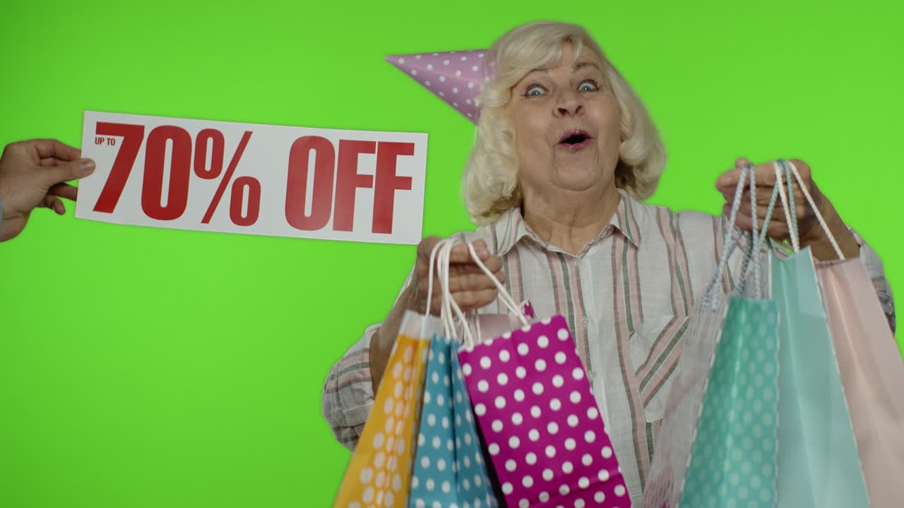 70%까지 할인 광고가 할머니 에 나타납니다. 쇼핑 가방으로 축하하는 여성