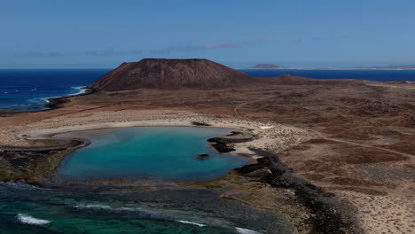 Wunderbare-Luftaufnahme-Im-Orbit,-Wo-Sie-Den-Vulkan-Und-Den-Strand-Der-Insel-Sehen-Können