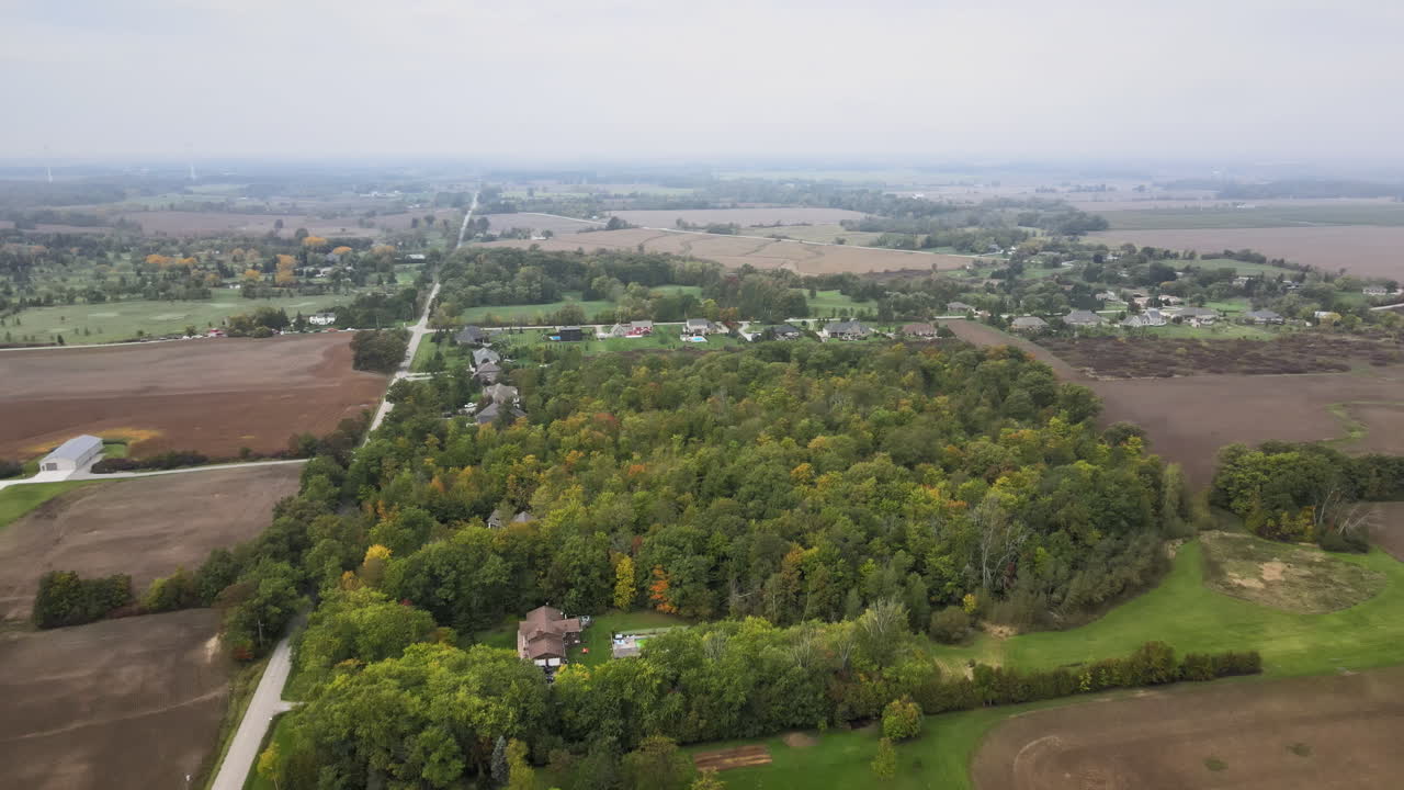 paisaje de campo aéreo en pelham ontario canadá en la temporada de otoño, zona residencial de barrio rural y carretera a lo largo de la región, campos verdes y tierras agrícolas alrededor, horizonte horizonte