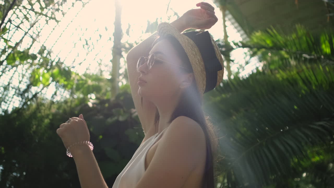 온실 에 있는 여자