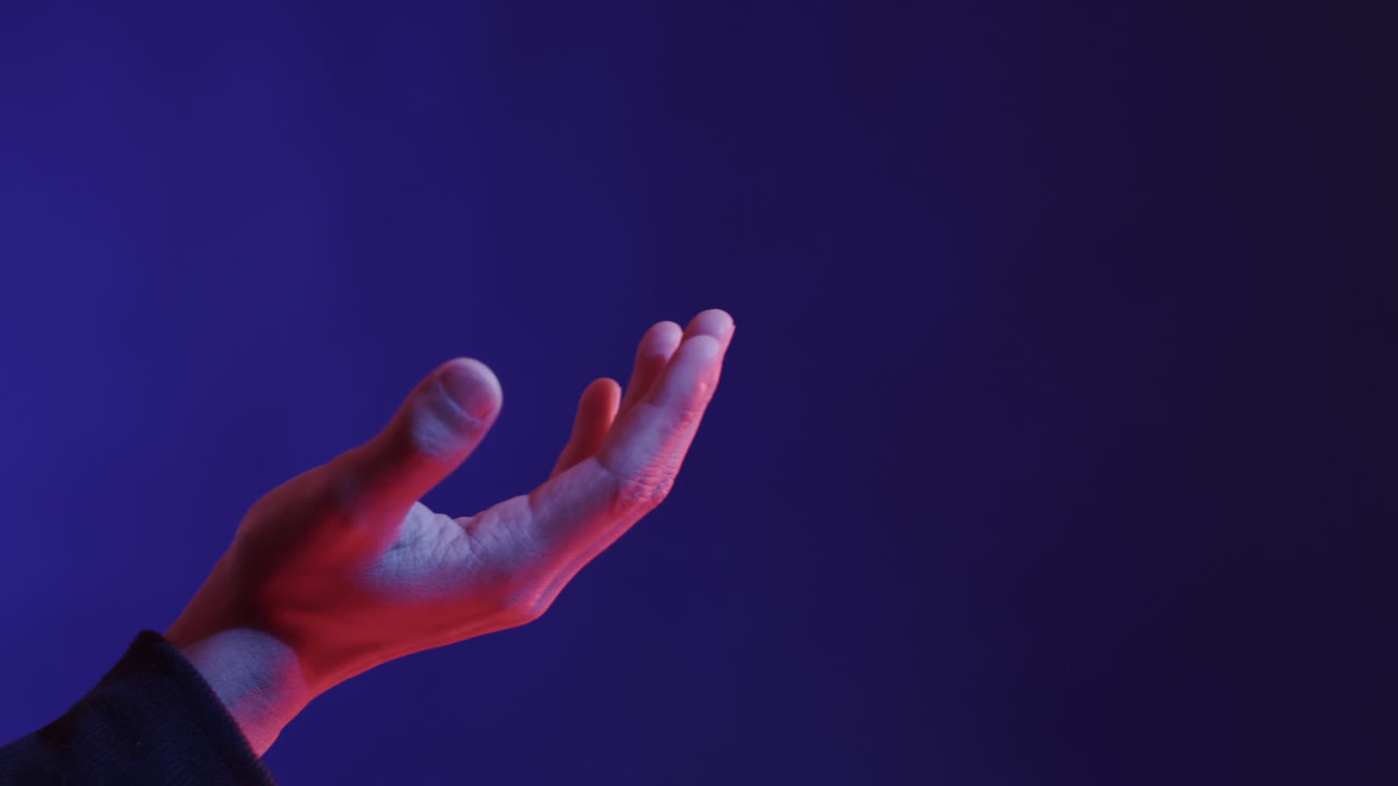 mano de un hombre asiático, tocando la pantalla virtual en fondo azul, espacio de copia, cámara lenta