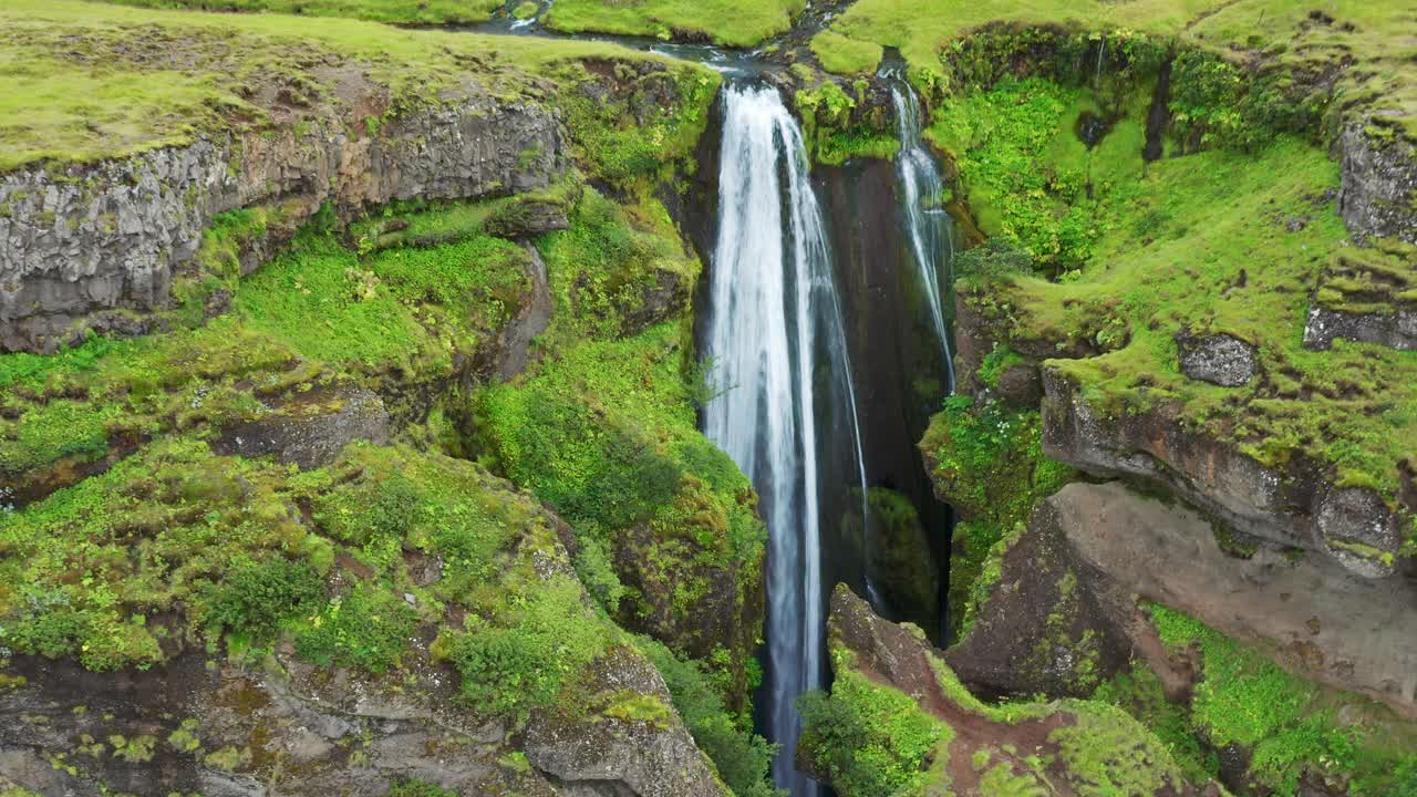 impresionante cascada de gljufrabui en islandia - toma aérea de drones