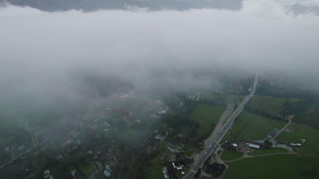 el pueblo de la montaña de la niebla.