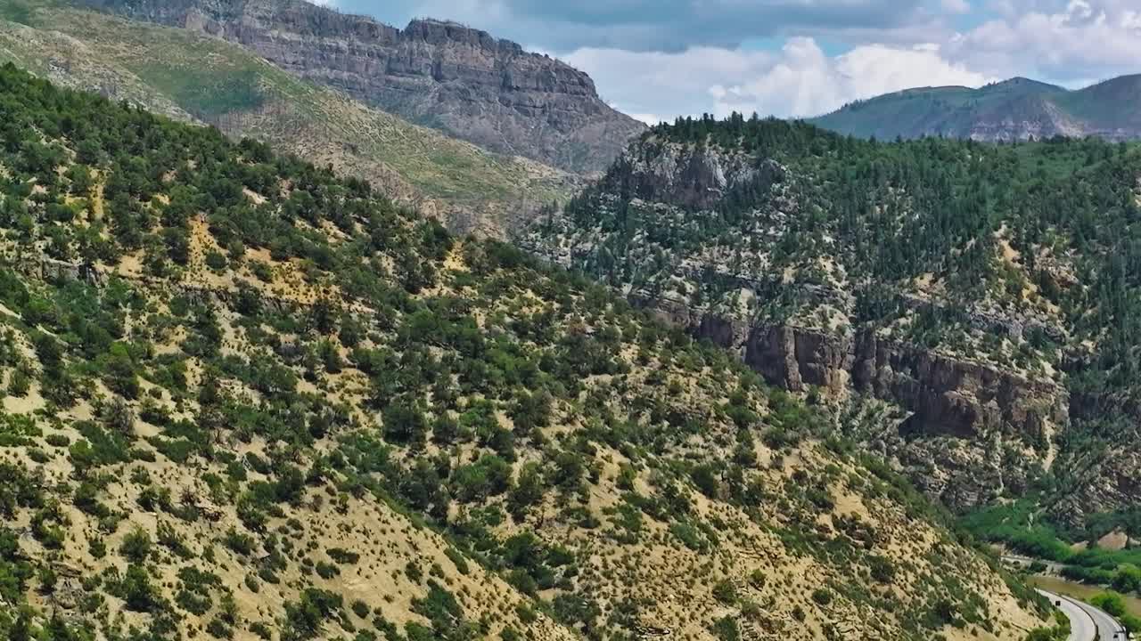 Paesaggio montano in Colorado di giorno con nuvole