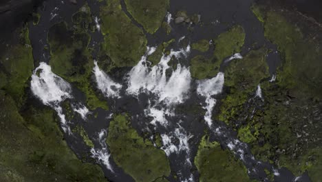 fotografía aérea de arriba hacia abajo de varias cascadas en cascada en la isla de islandia durante un día de niebla