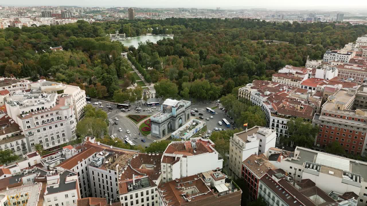 La Puerta de Alcalá nel centro di Madrid.
