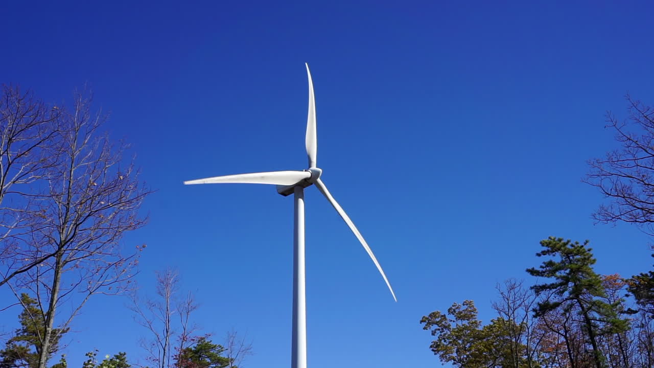맑은 가을날 풍력 터빈이 돌고 있다