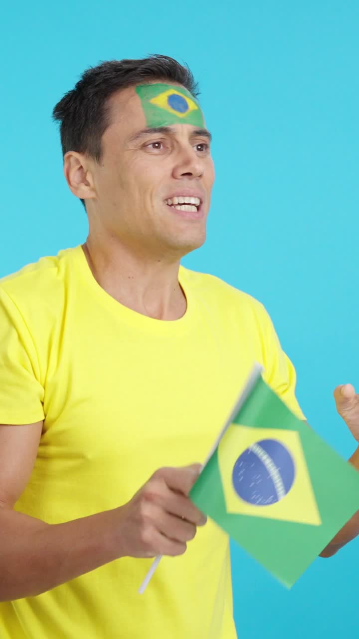 Aficionado brasileño nervioso durante un partido emocionante, mirando hacia otro lado