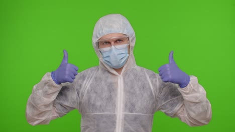 el hombre con el equipo de protección levanta el pulgar.