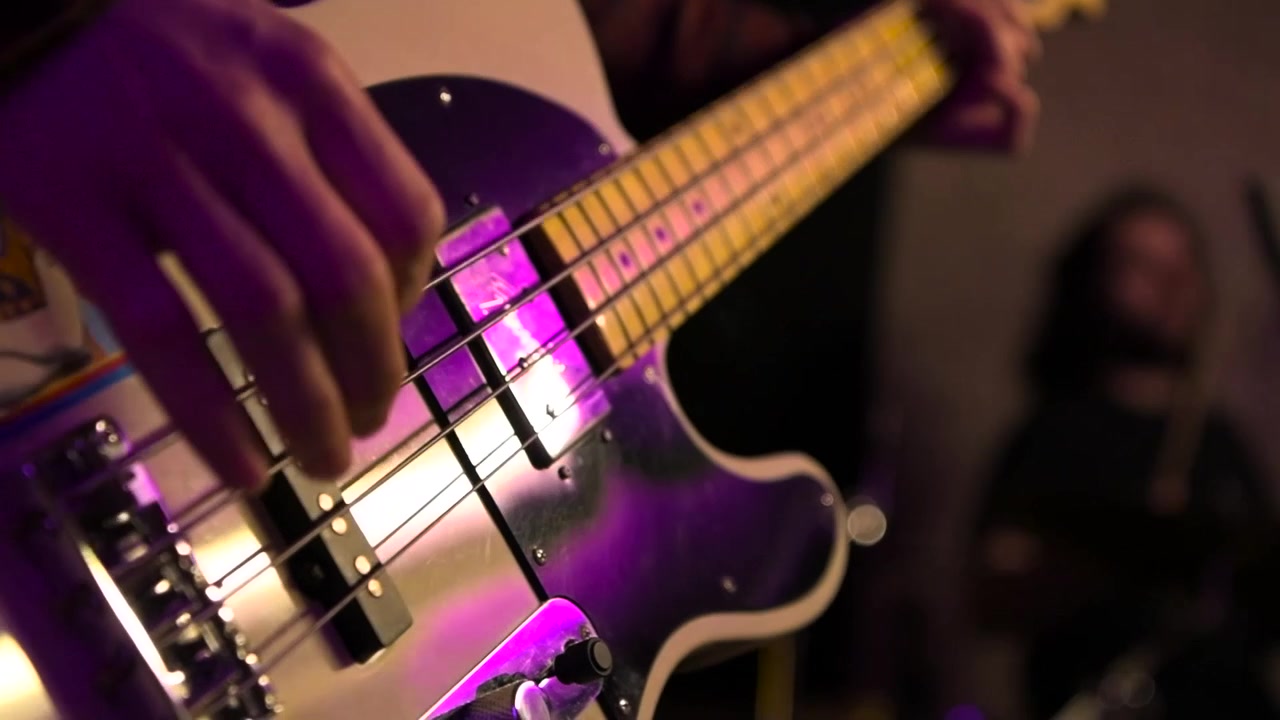 Ağır Çekimde Bas Gitar Tellerini Çalmak