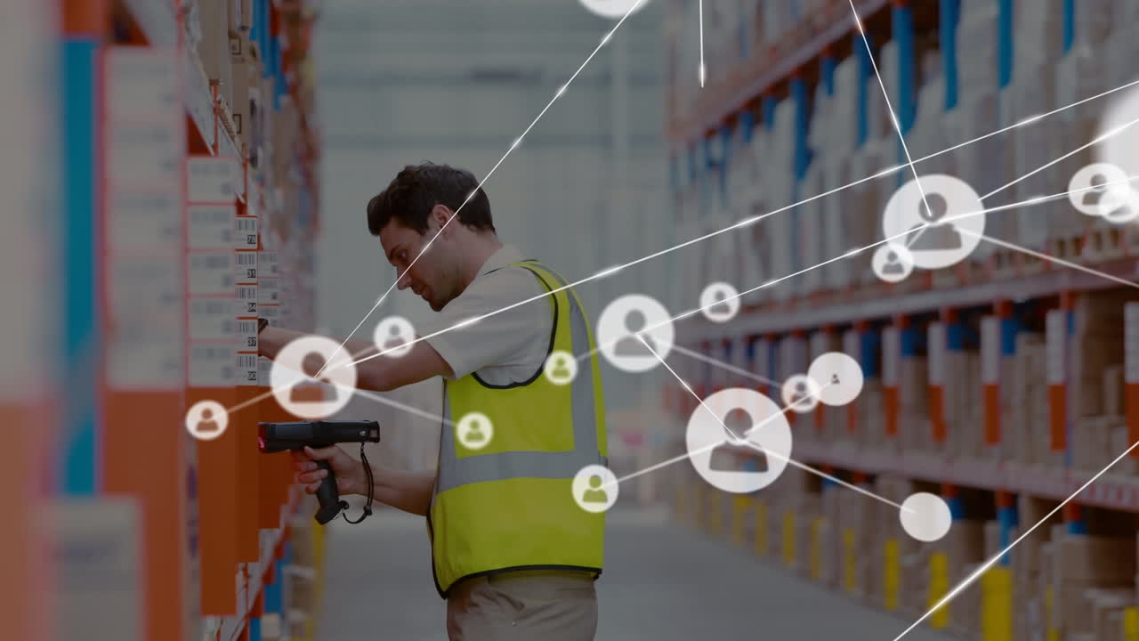 animación de una red de iconos de personas conectadas sobre un trabajador caucásico en un almacén