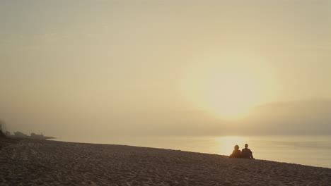 pareja encantadora buscando playa al atardecer. novio y novia teniendo una cita en el mar