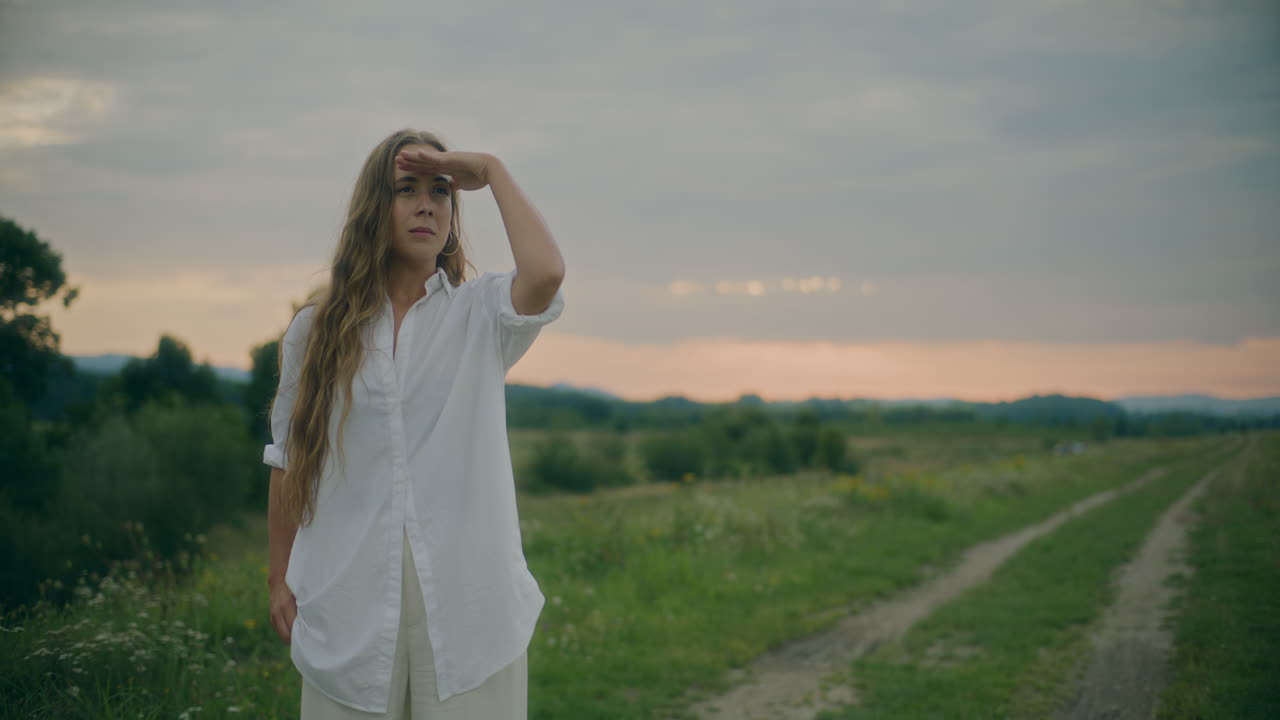 야외 를 바라보는 반사적 인 여자