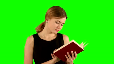 joven hermosa leyendo un libro en una computadora portátil en una pantalla verde, clave de croma