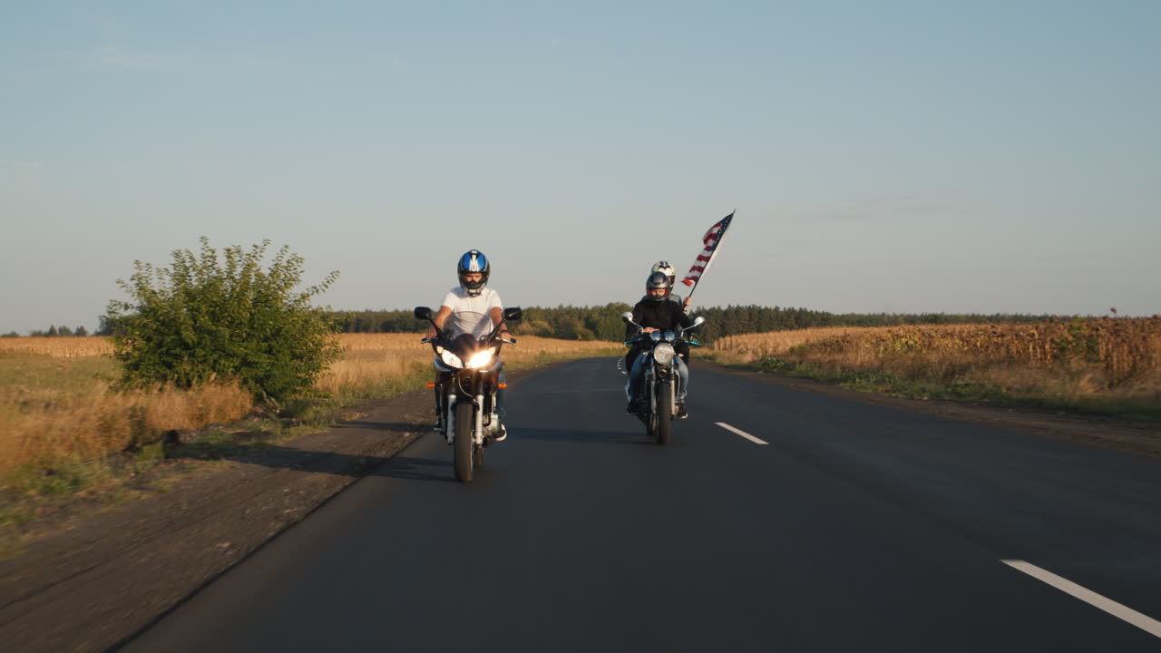 젊은 바이커들이 1번 고속도로를 따라 운전합니다.