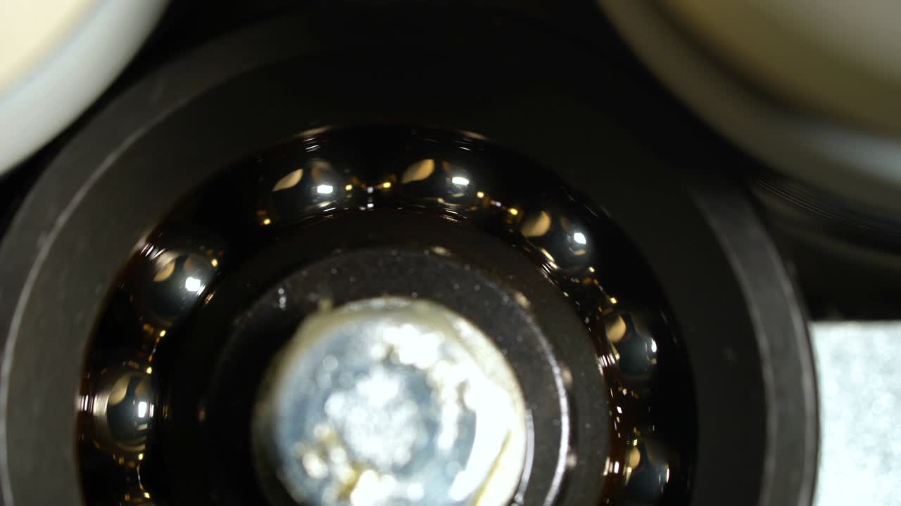 생산 타일에서 베어링의 회전 메커니즘. 근접