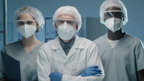 retrato de un equipo de científicos de laboratorio multiétnicos con uniformes de protección