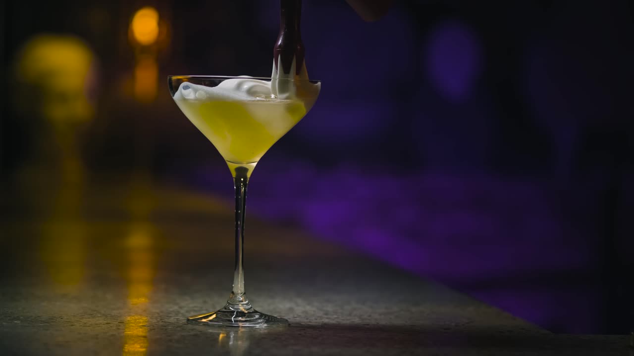 un camarero haciendo un cóctel