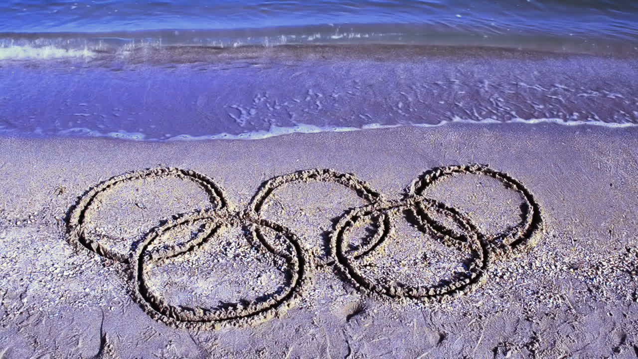 Simbolo dei Giochi Olimpici sulla sabbia, in spiaggia. Cinque anelli sulla sabbia, in spiaggia