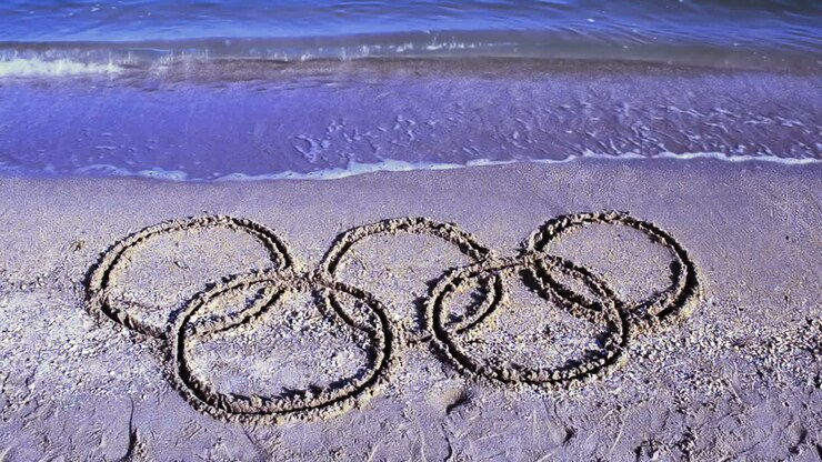 Simbolo dei Giochi Olimpici sulla sabbia, in spiaggia. Cinque anelli sulla sabbia, in spiaggia