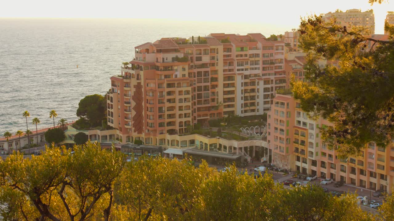 Veduta panoramica del quartiere Fontvieille a Monaco, moderni edifici residenziali costruiti su terra sottratta al mare Mediterraneo.