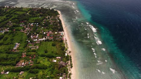 Vista-Aérea-De-Una-Hermosa-Costa-Con-Las-Olas-Entrantes