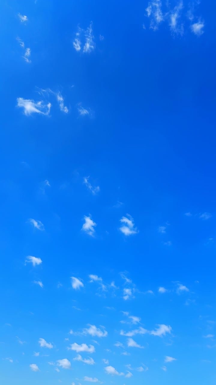 Scena statica, su sfondo digitale, con cielo digitale, da una prospettiva frontale, con accenti blu e bianchi e atmosfera neutra, che mostra oggetti vicini e l'ambiente circostante