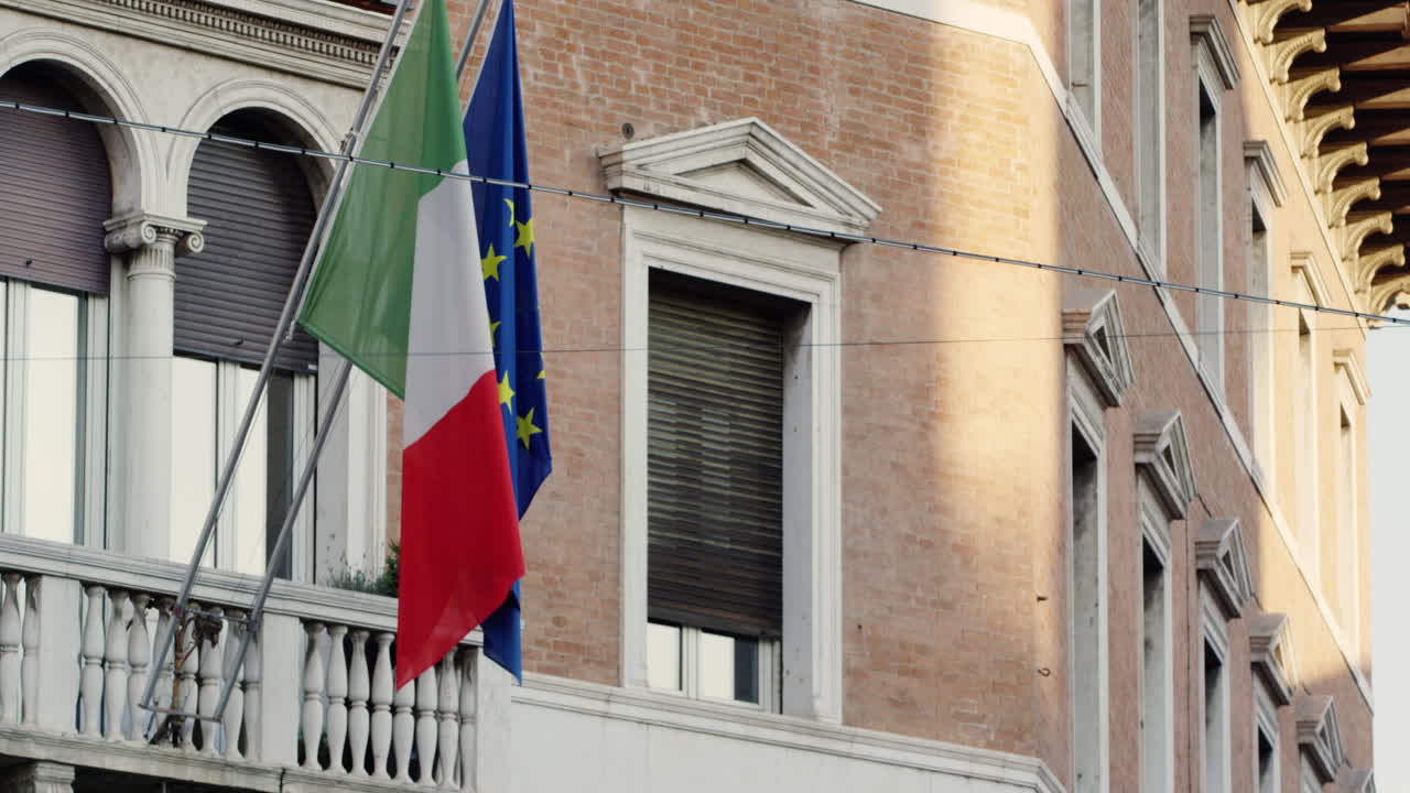 페라라, 이탈리아, 유네스코 세계 문화 유산 사이트에 있는 이탈리아와 유럽 연합 깃발