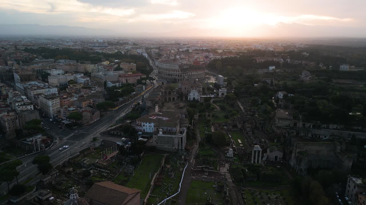vista aérea sobre el foro romano, el antiguo coliseo en el fondo