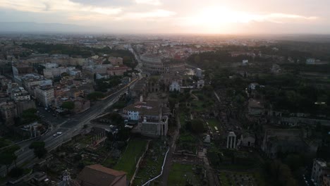 Vista-Aérea-Sobre-El-Foro-Romano,-El-Antiguo-Coliseo-En-Segundo-Plano.