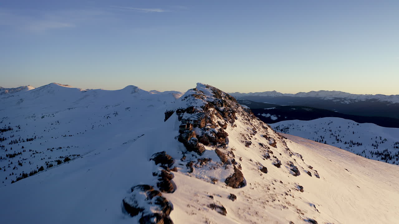 늦은 일몰 동안 산 패스 피크 위의 공중 영화 비행 웨일 콜로라도 서사시적인 풍경