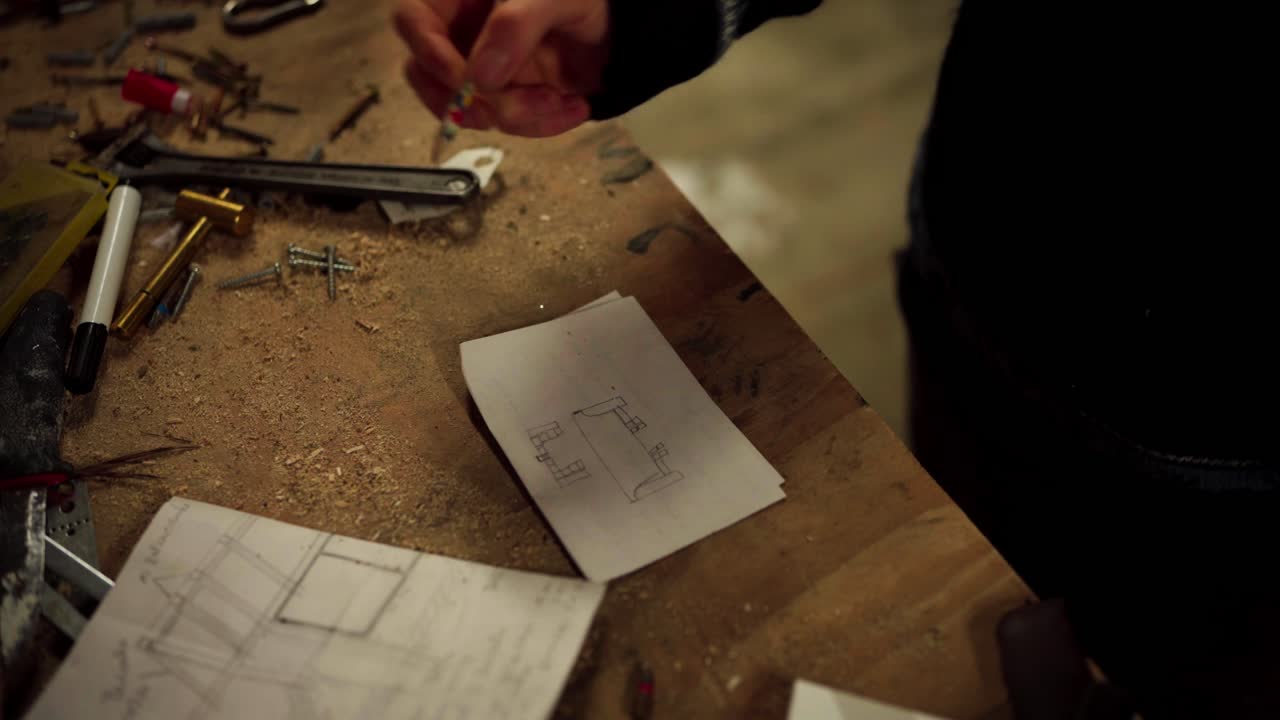 carpintero dibujo a mano diseño de boceto en un taller