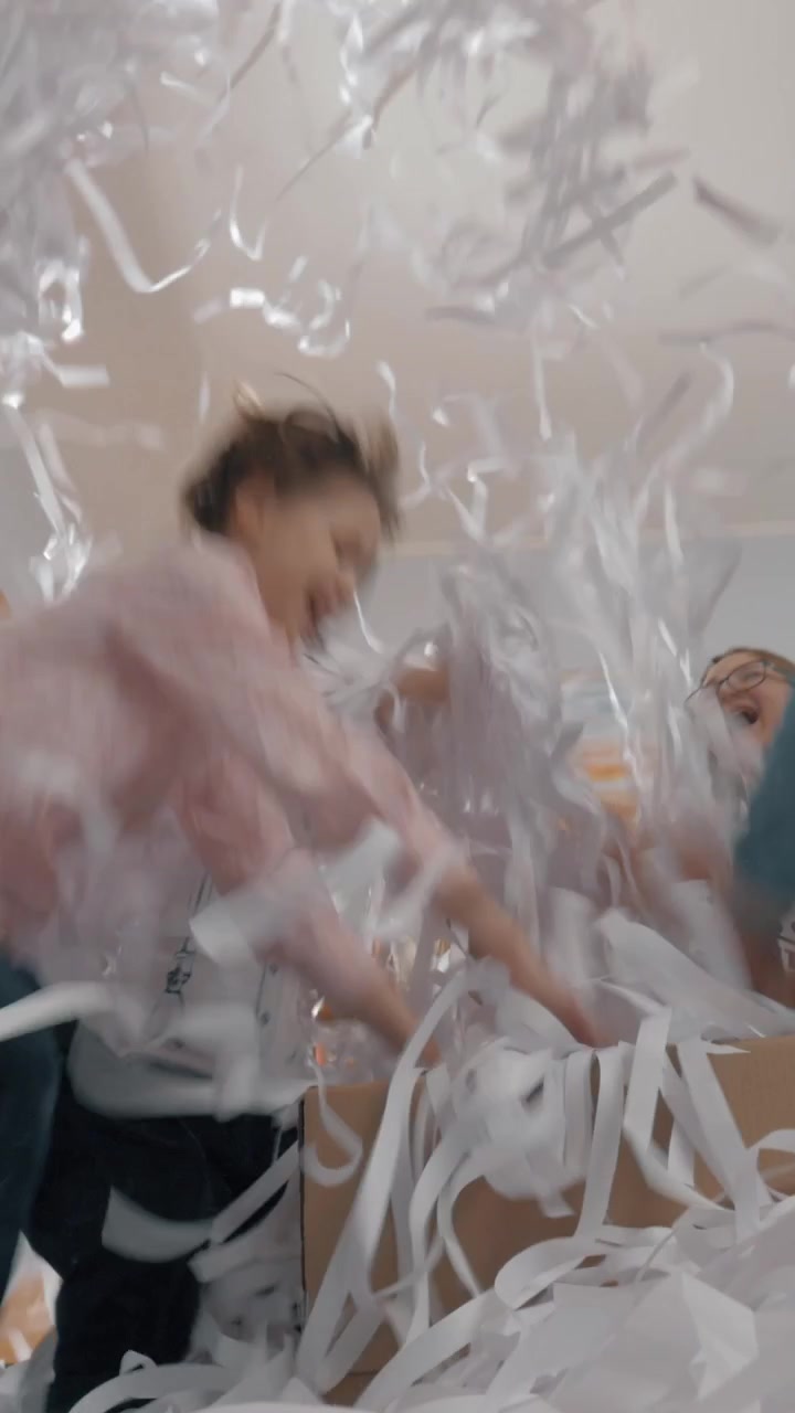 Bambini felici che fanno una festa con la carta a casa.