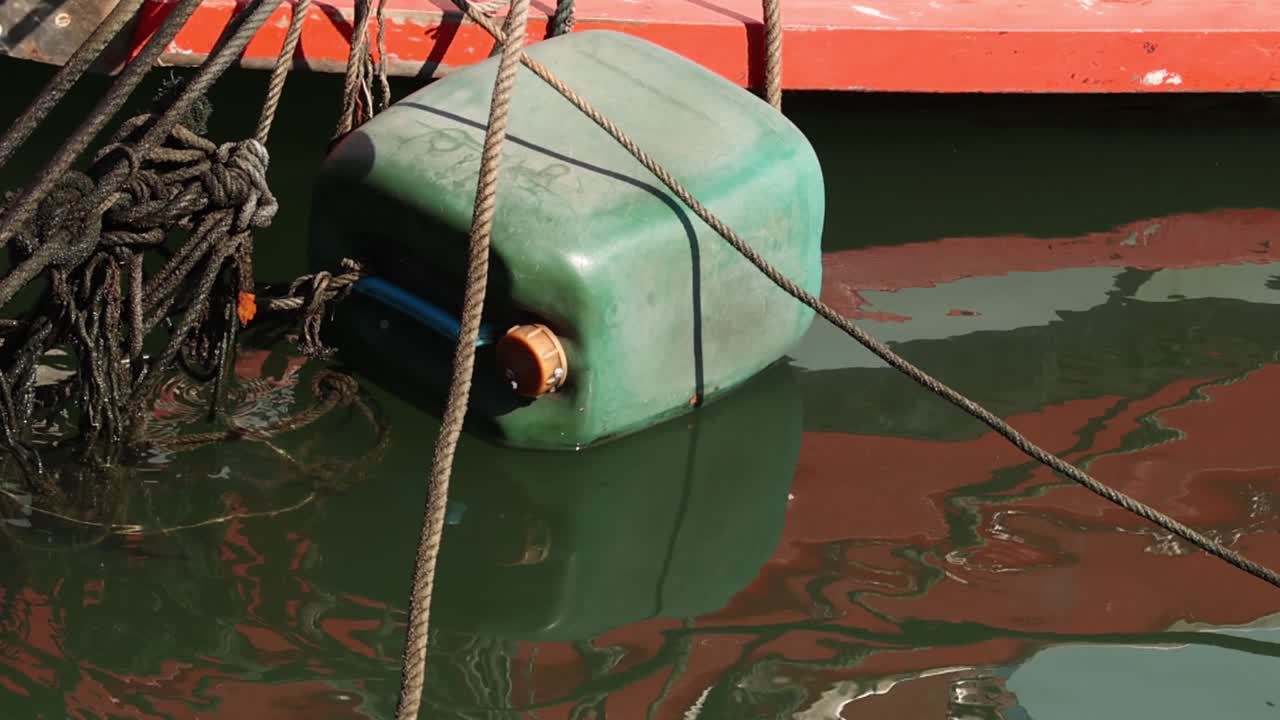 un barco estacionario atado a un muelle a lo largo del tiempo