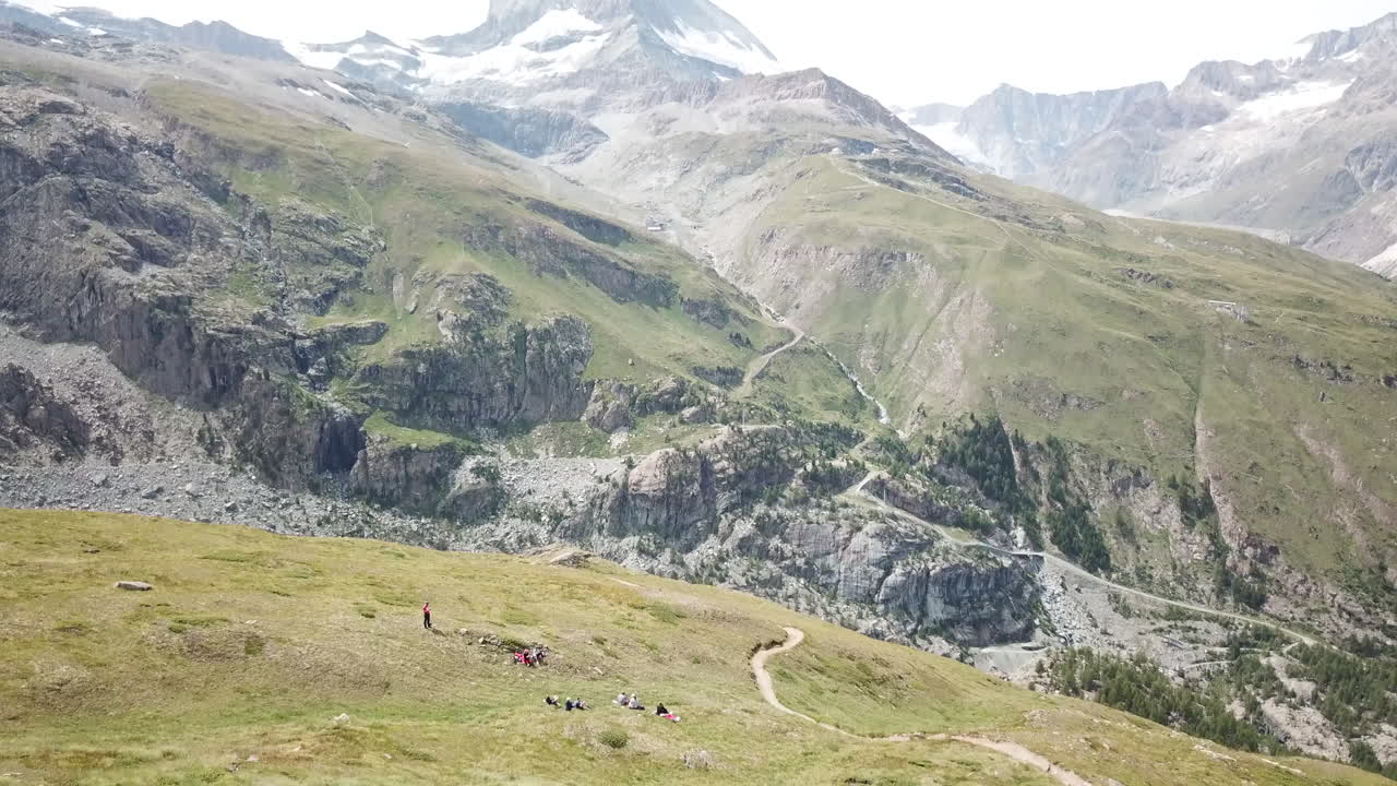 inclínate hacia arriba, el conocido pico nevado de cervin en verano, prados de hierba en las cumbres, vista aérea de drones, paisaje natural