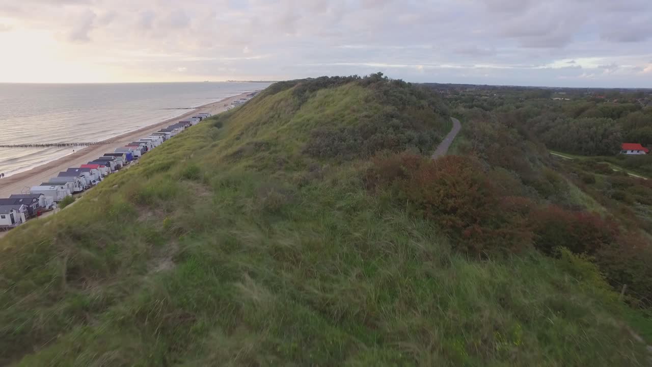 antena: la playa entre vlissingen y dishoek durante la puesta de sol