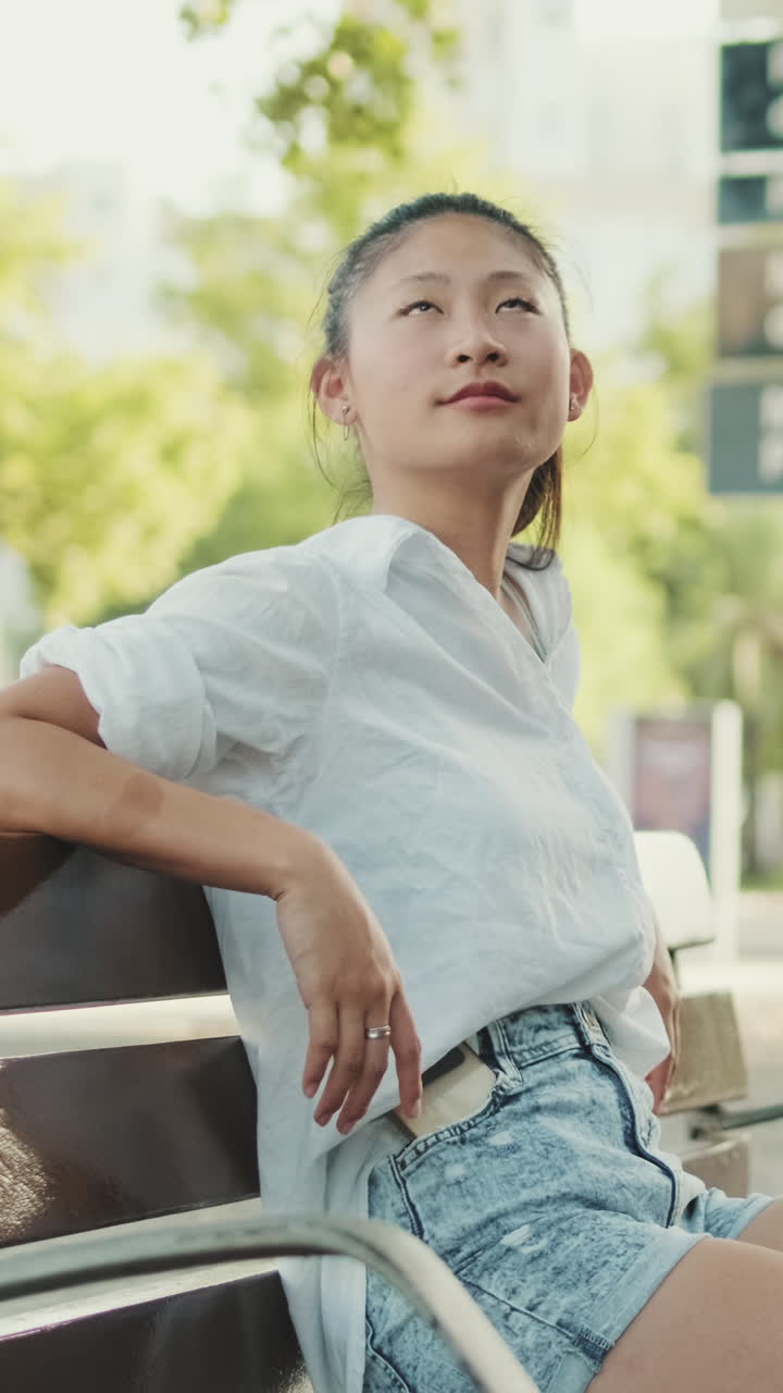 벤치에 앉아 있는 여자