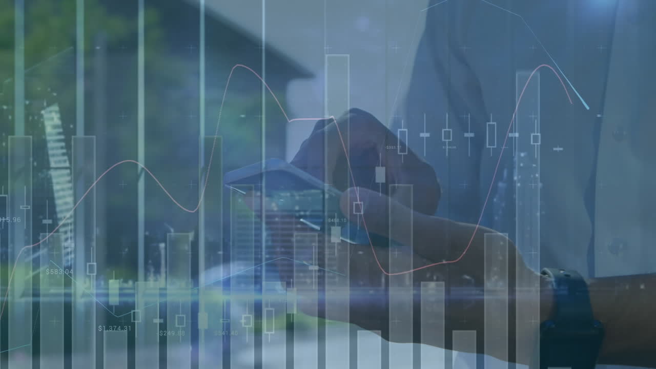 Animação de processamento de dados financeiros sobre empresário caucasiano usando smartphone