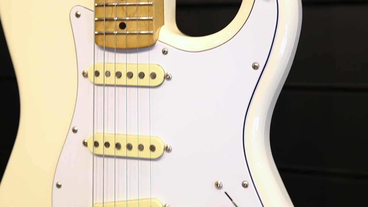 guitarra eléctrica blanca profesional, movimiento de abajo hacia arriba