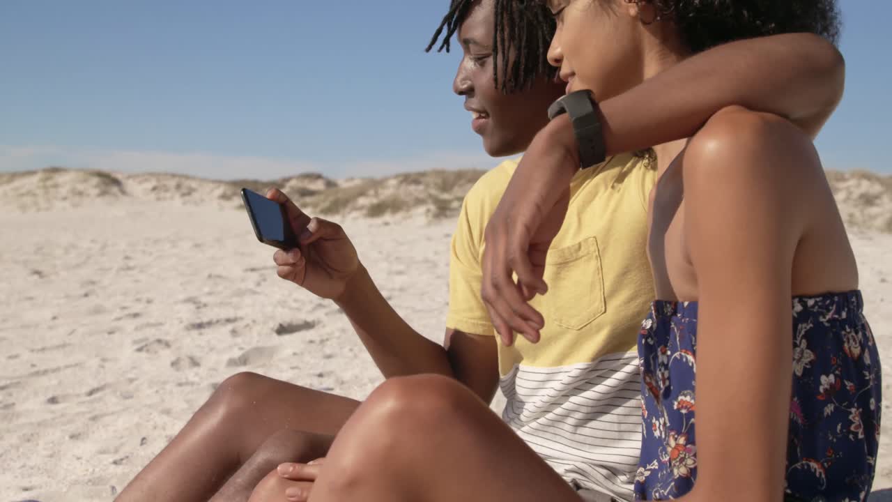 pareja tomando una selfie con teléfono móvil en la playa 4k