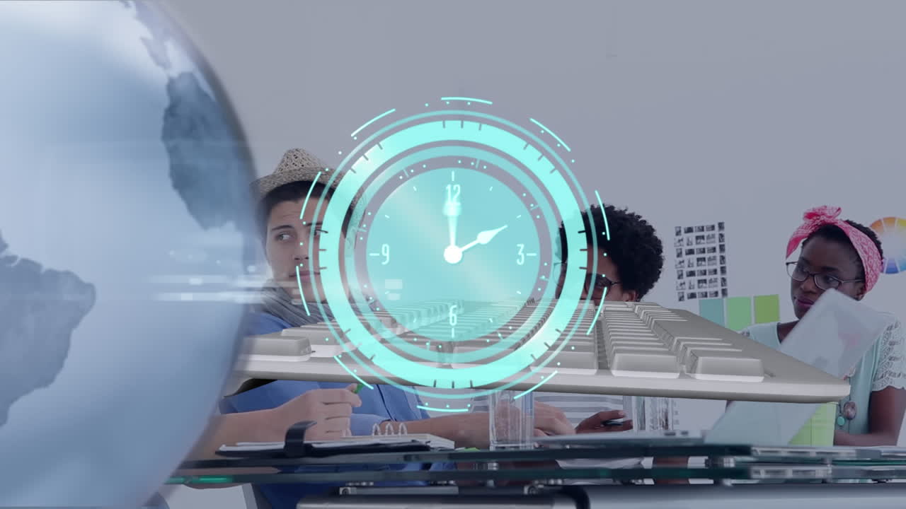 작업 중 다양한 동료에 대한 데이터를 처리하는 스캐너에 있는 지구와 시계의 애니메이션