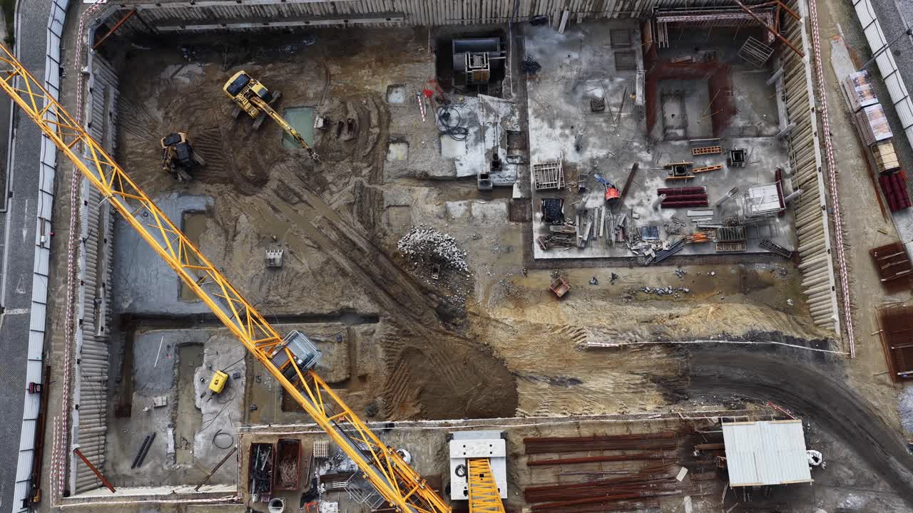 Imagem de drone de canteiro de obras com guindaste.