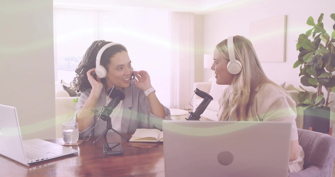 Conduttori di podcast con cuffie che testano i livelli con barre sonore animate, scambiandosi idee e gesticolando.