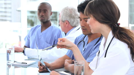 Serious-colleagues-working-on-an-xray