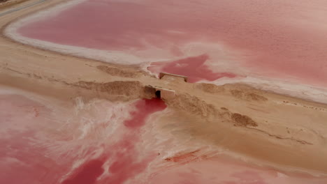 Vista-Aérea-De-La-Alcantarilla-Entre-Dos-Lagos-Rosas.-Color-Extraño-Del-Agua-Coloreada-Por-Microorganismos-Específicos.-Las-Coloradas,-Yucatán,-México