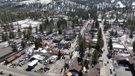 Ciudad-Carrete-Gran-Oso-Montaña-Ca-Con-Nieve